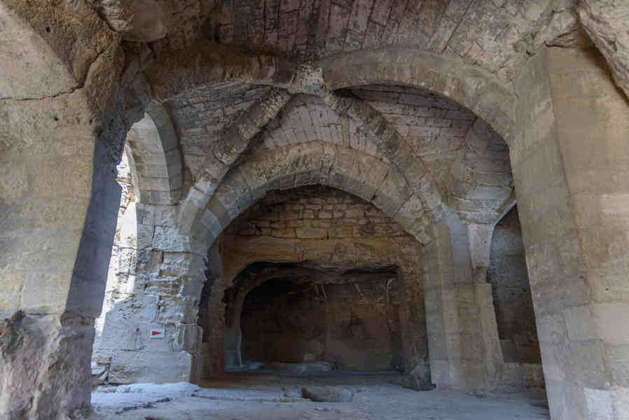 Francia - Beaucaire 010 - abadía troglodita de Saint-Roman.jpg